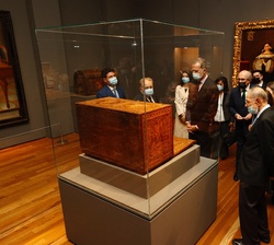 El comisario de la exposición, Rafael López Guzmán, explica una de las obras durante el recorrido
